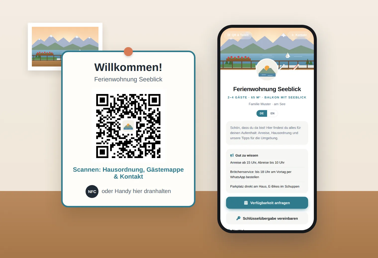 Begrüßungsschild „Willkommen!“ an der Wand einer Ferienwohnung mit QR-Code und NFC-Hinweis, daneben ein Handy mit der geöffneten Gästekarte