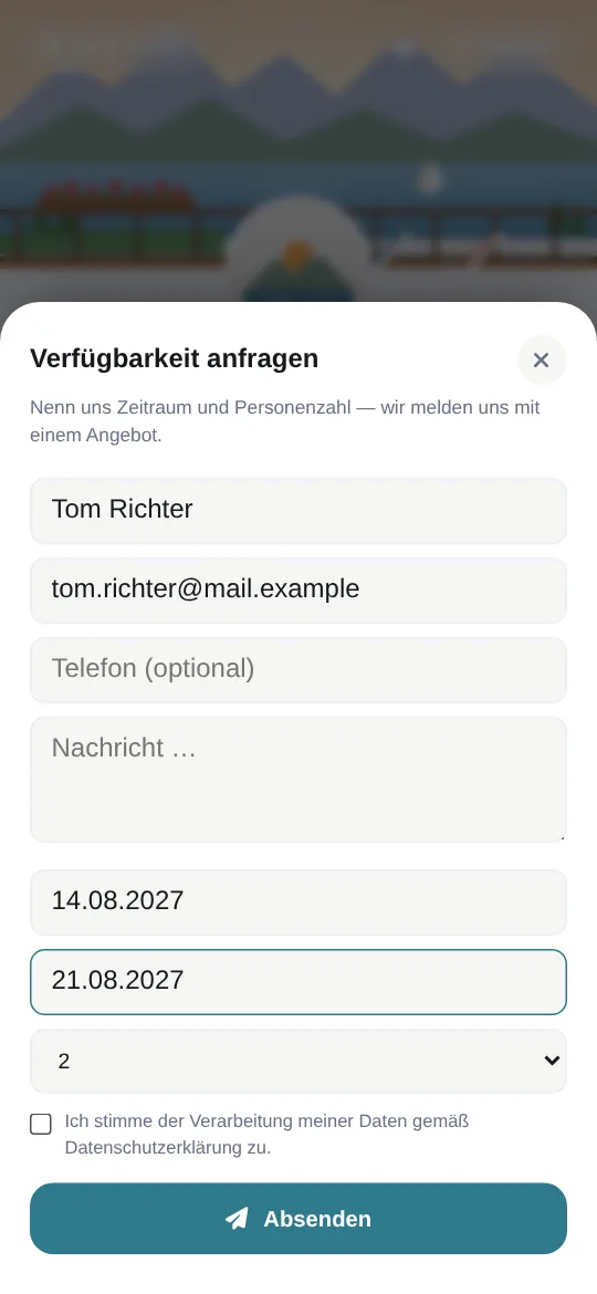 Formular „Verfügbarkeit anfragen“ mit Name, E-Mail, Anreise 14.08.2027, Abreise 21.08.2027, Personen und Einwilligungs-Checkbox