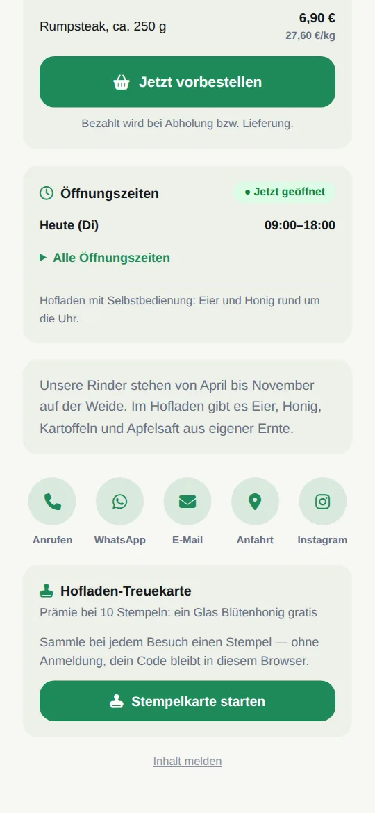 Digitale Visitenkarte eines Hofladens: Öffnungszeiten mit „Jetzt geöffnet“, Kontaktknöpfe für Anruf, WhatsApp, E-Mail, Anfahrt und Instagram, darunter die Hofladen-Treuekarte