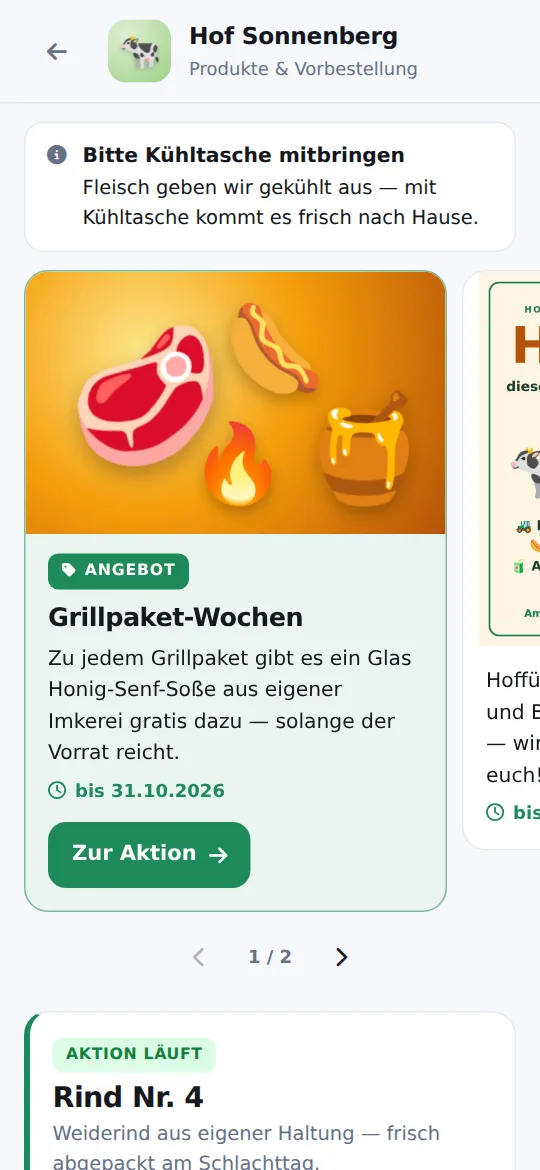 Produktübersicht auf dem Handy: oben der Hinweis „Bitte Kühltasche mitbringen“, darunter das Sonderangebot „Grillpaket-Wochen“ mit Bild, Gültigkeit und Knopf „Zur Aktion“, daneben angeschnitten ein Hoffest-Plakat zum Weiterwischen
